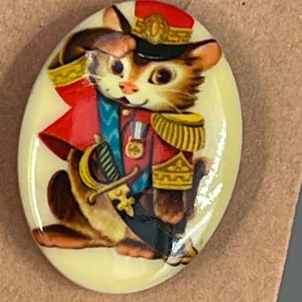 Vintage saluting kitty in uniform pin.